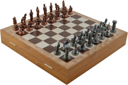 Orta Boy Metal Truva-Sparta Satranç Takımı Antik ve Rustik Desenli Sandıklı MDF Tahtası (36x36x6 cm.)
